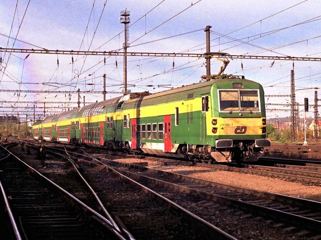 470 002-001 projíždělo stanicí Praha-Libeň 30.10.1998, Foto-Daniel Pavlíček